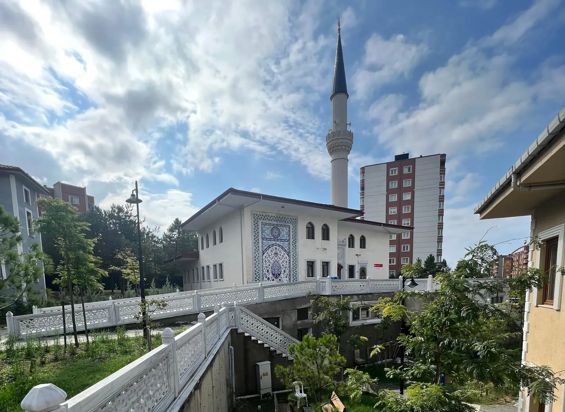 Camii dış görünüm