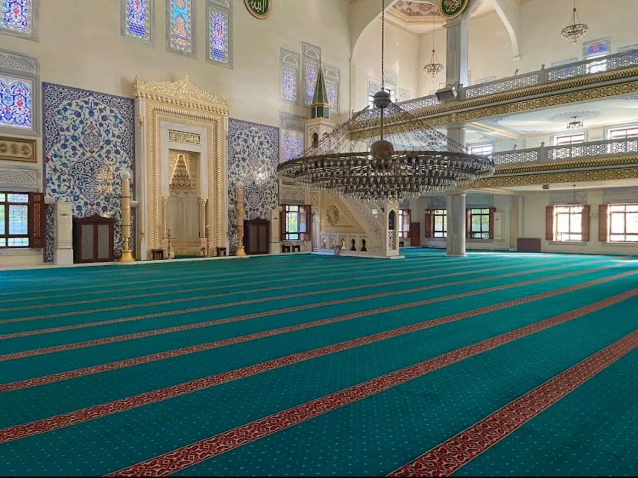 Tunahan Camii iç mekan çapraz