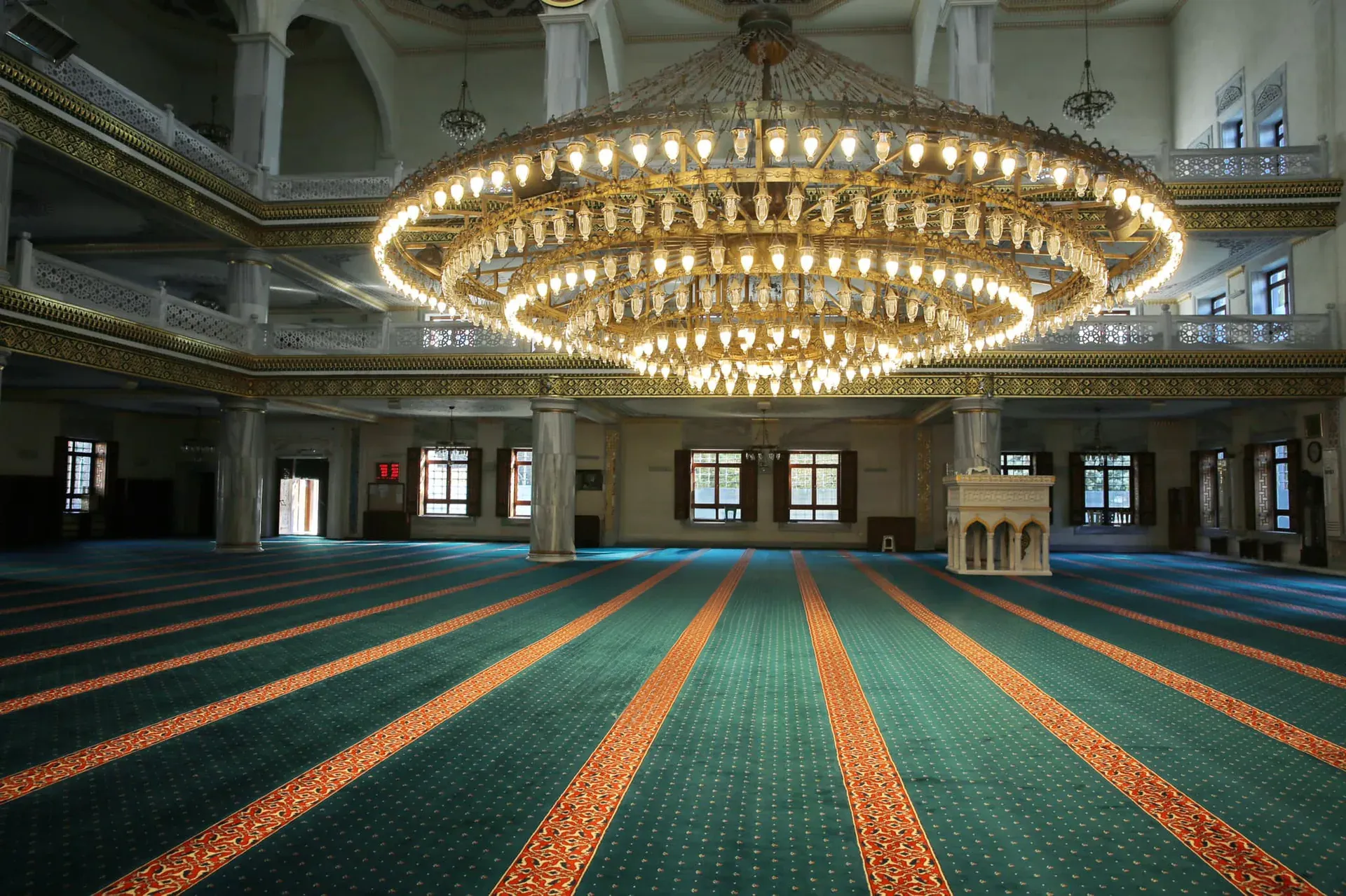 Tunahan Camii iç mekan avize